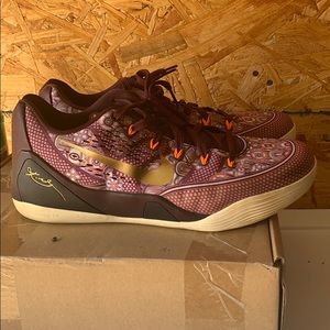 - Men’s sneakers